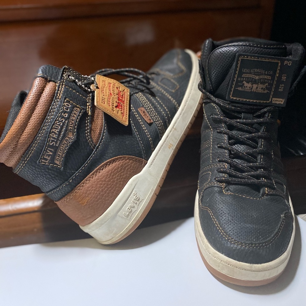 Levi’s - sneakers- brown, black, and white- size 7- unisex